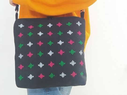 کیف گلیمی زنانه با طراحی الهام گرفته از هویت بومی و فرم کاربردی